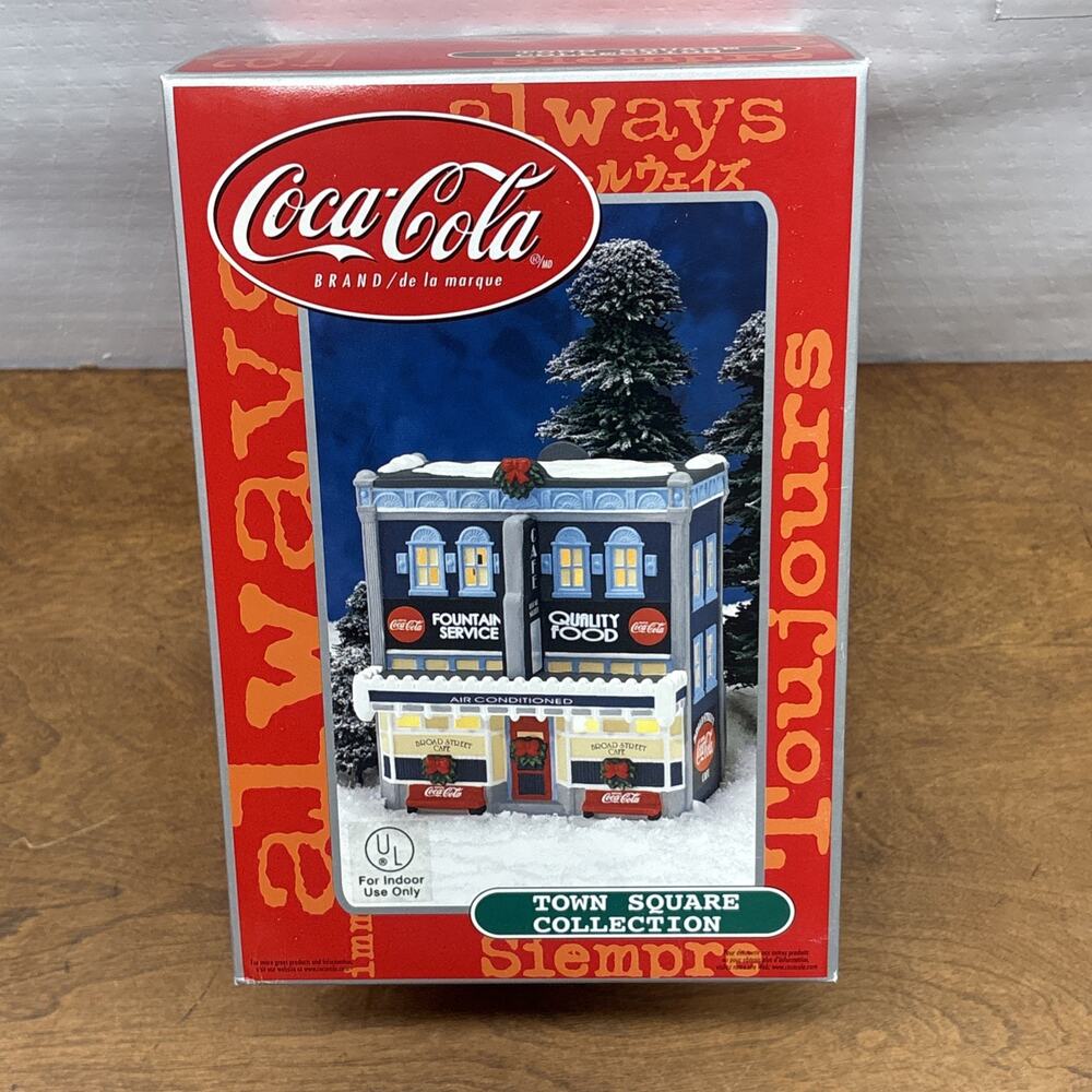Coca-Cola Town Square Broad Street Café 2000 Lighted Village Building w/Box